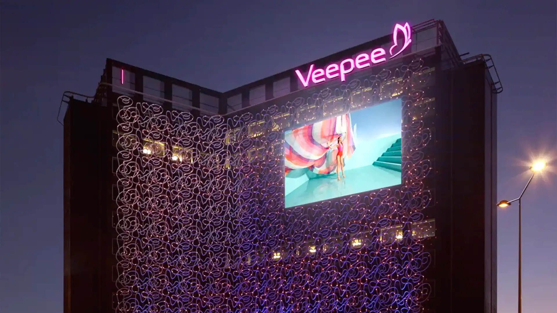 Installation of VEEPEE’s new P8 LED display replacing the previous façade screen.