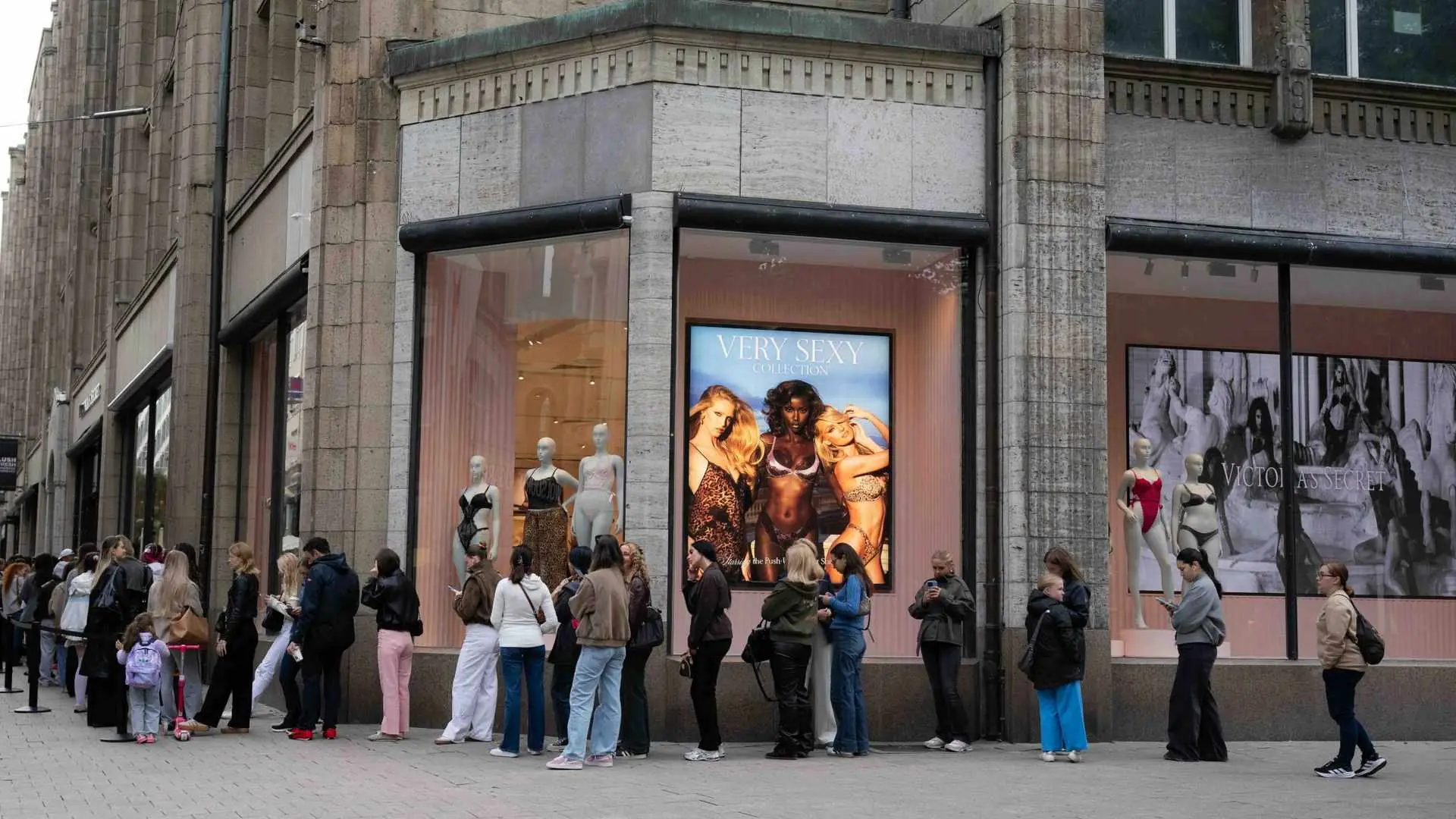 Street-facing LED display at the Victoria's Secret store on Mönckebergstraße, Hamburg