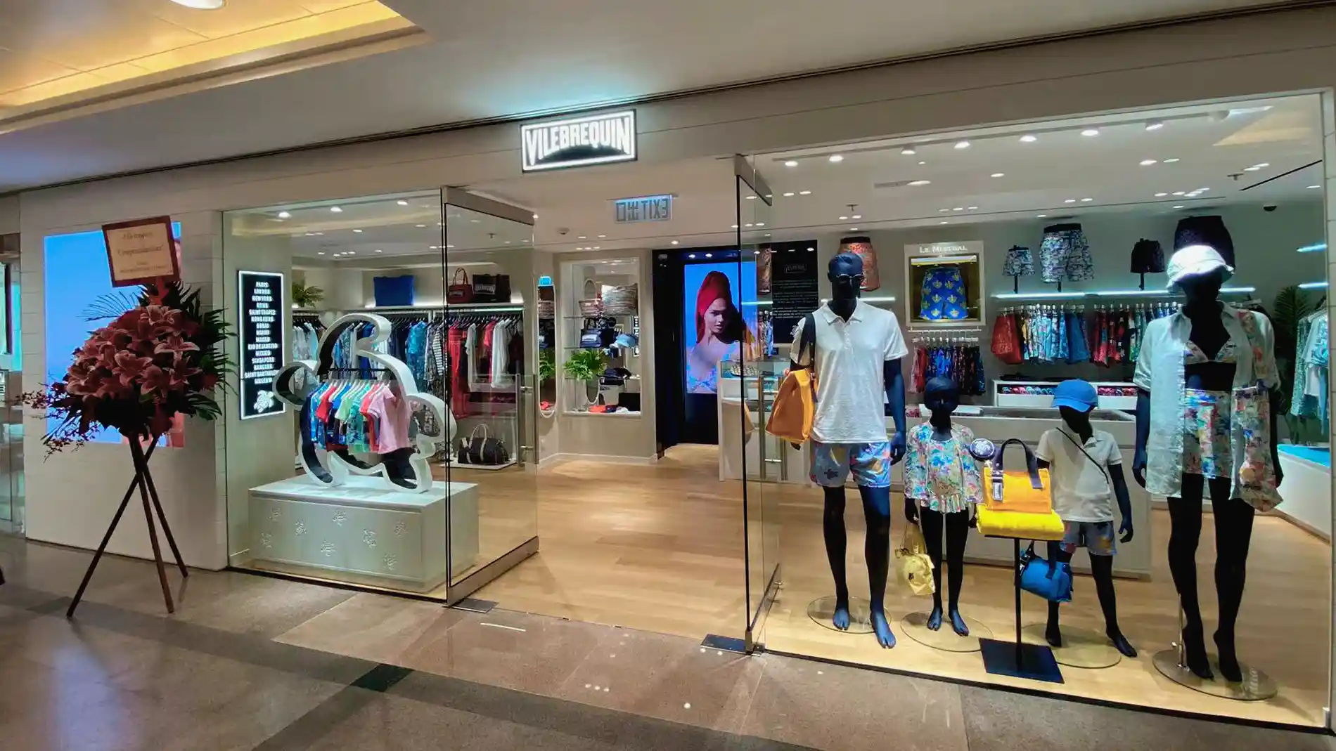 La vitrine du magasin Vilebrequin à Hong Kong est équipée d'un système de signalisation numérique intégré pour assurer la visibilité de la marque.