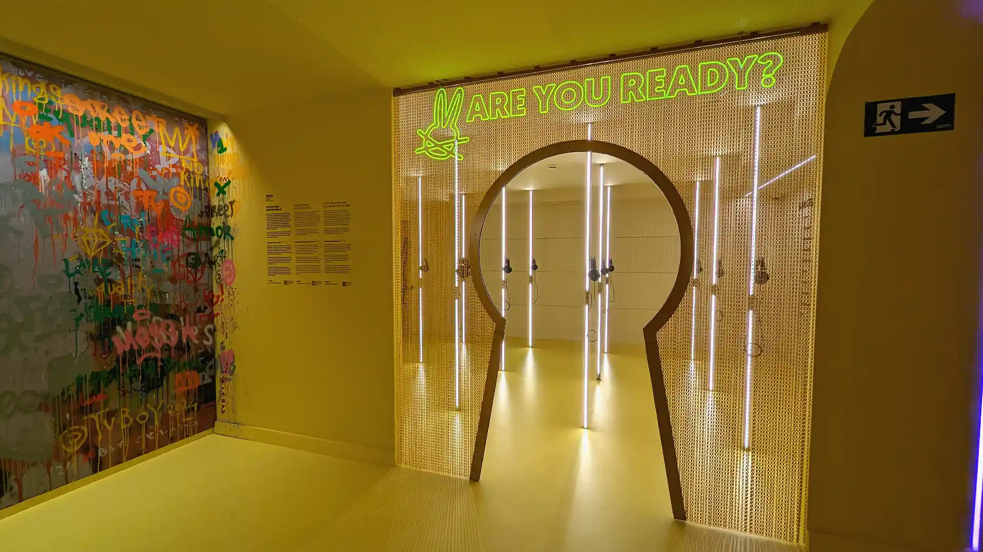 Des visiteurs explorent une salle numérique immersive à l'intérieur de White Rabbit Barcelona.