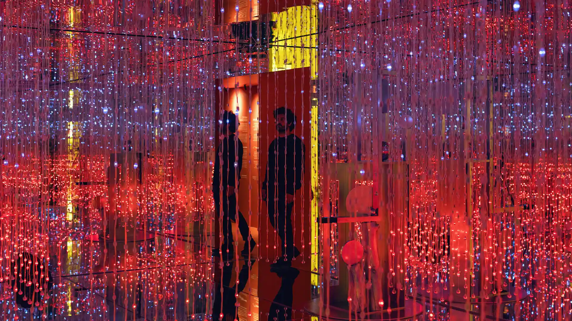 Écrans LED et systèmes d'éclairage interactifs utilisés à l'intérieur des salles immersives de White Rabbit.