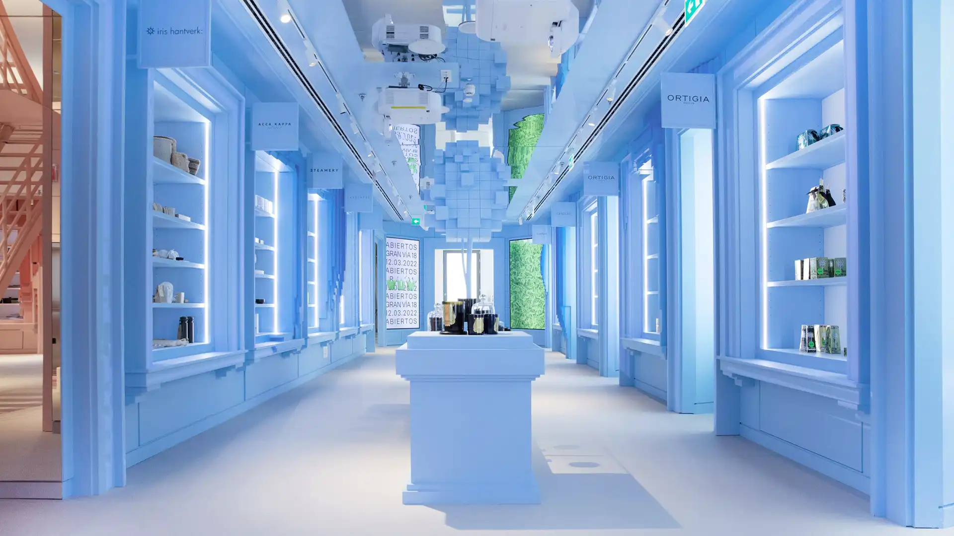 Zentralisierte digitale Inhalte, die auf den synchronisierten Bildschirmen von WOW Concept angezeigt werden.