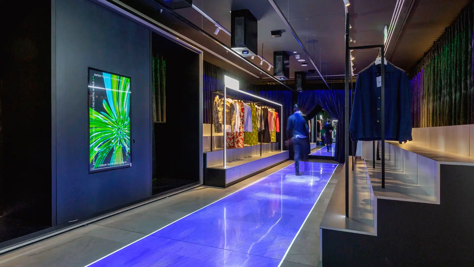 Immersive digitale Inhalte und architektonische Bildschirme prägen die Customer Journey bei WOW Concept Madrid.