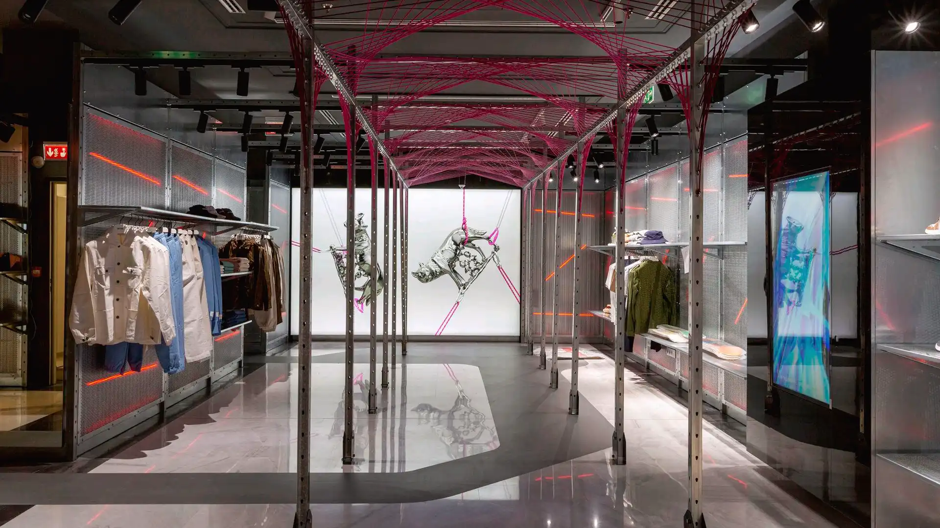 Außenansicht des Flaggschiffs von WOW Concept Madrid mit Digital Signage-Elementen.