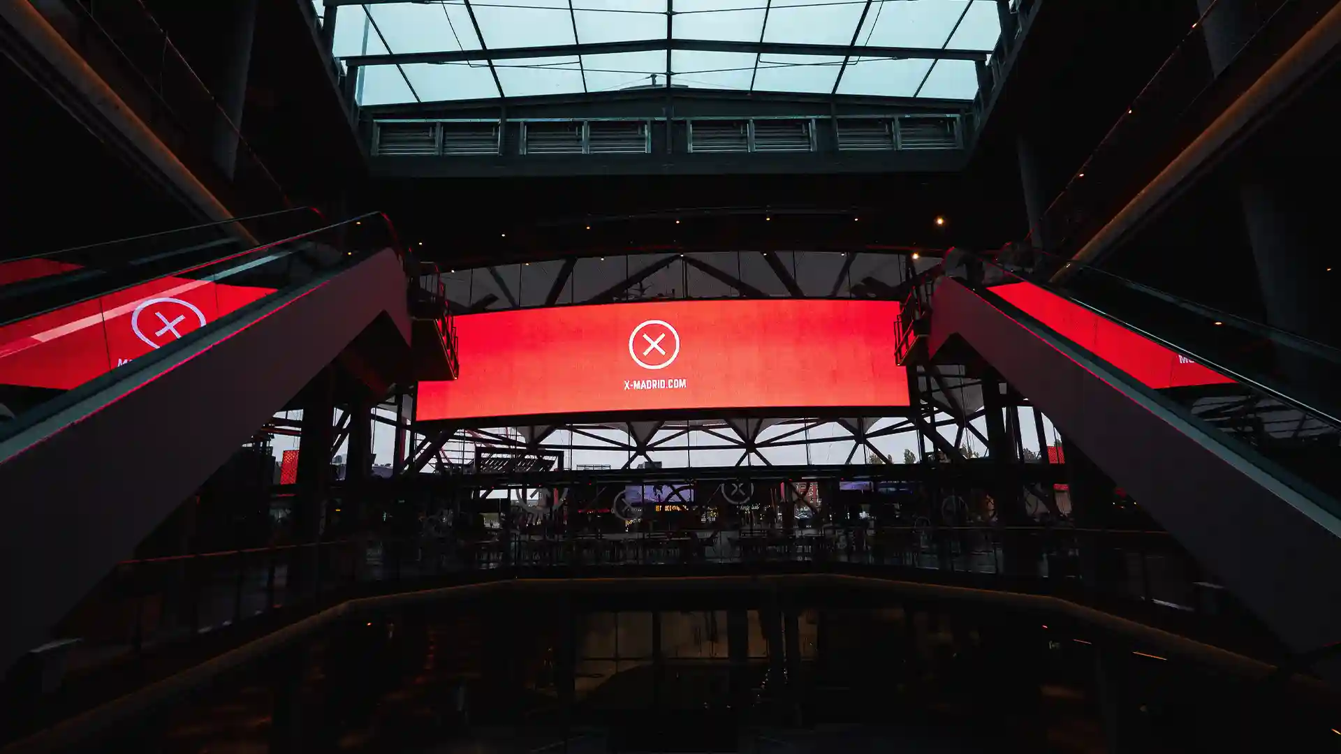 Digitale Technologie, die in X Madrid integriert ist, um den traditionellen Einzelhandel neu zu definieren und eine disruptive, interaktive Einkaufsumgebung zu schaffen.