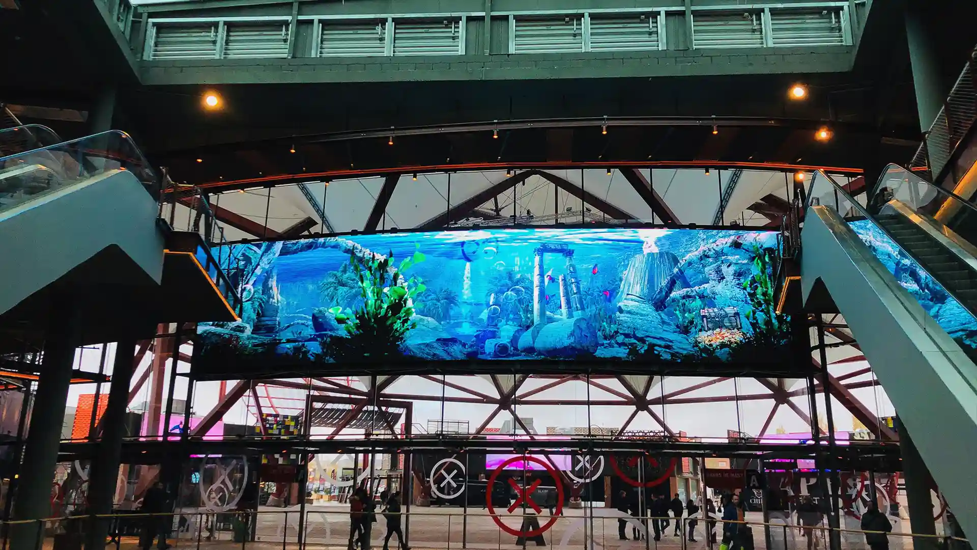 Umfassendes audiovisuelles Ökosystem auf der X Madrid mit LED-Bildschirmen, interaktiven Inhalten und innovativer Beleuchtung, entworfen von TRISON.