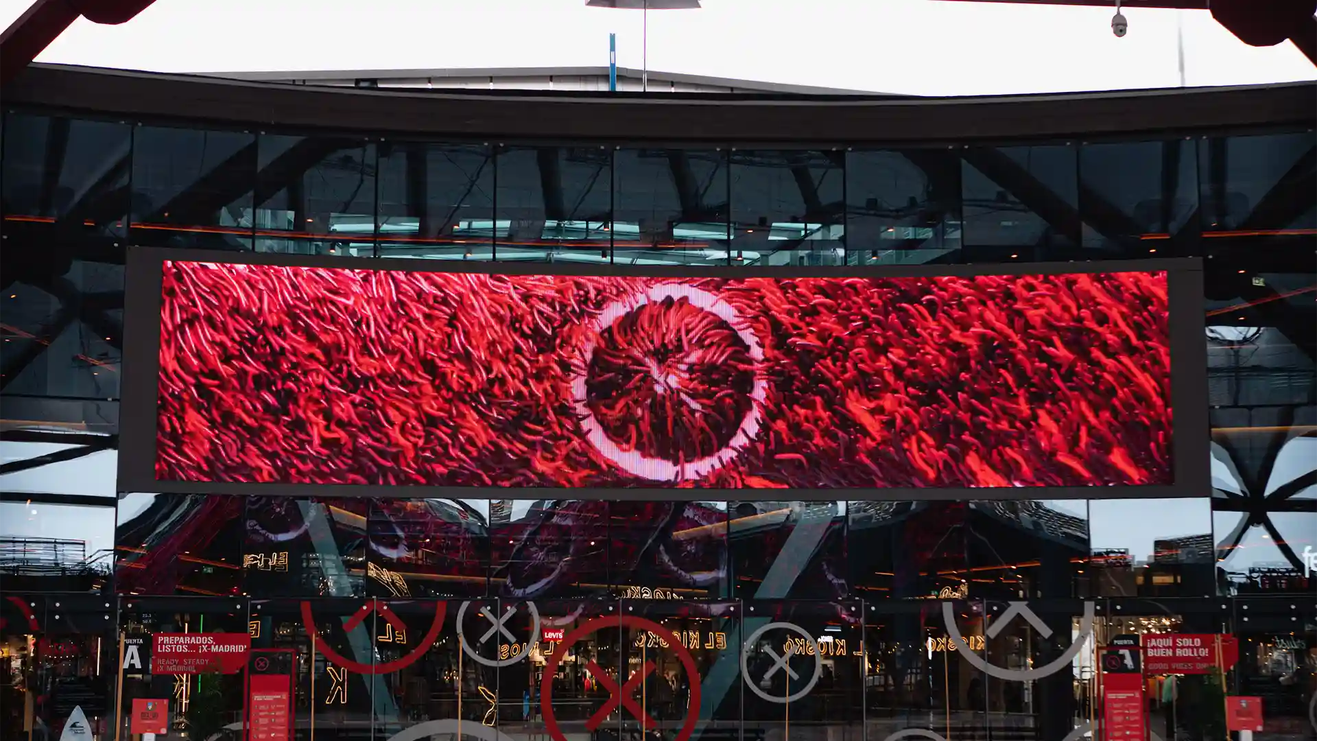 Interaktive digitale Spiele und von der Stadt inspirierte Installationen, die die Besucher im Einkaufszentrum X Madrid in ihren Bann ziehen.