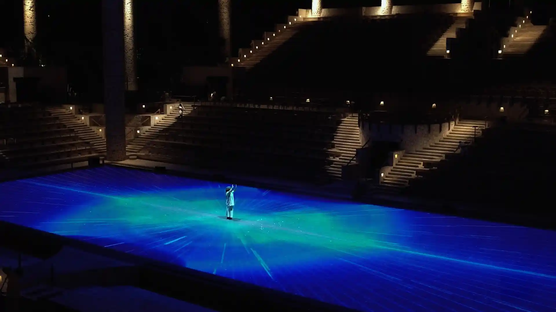 Artisti dal vivo durante lo Xcaret Show con elementi di sfondo digitali integrati.