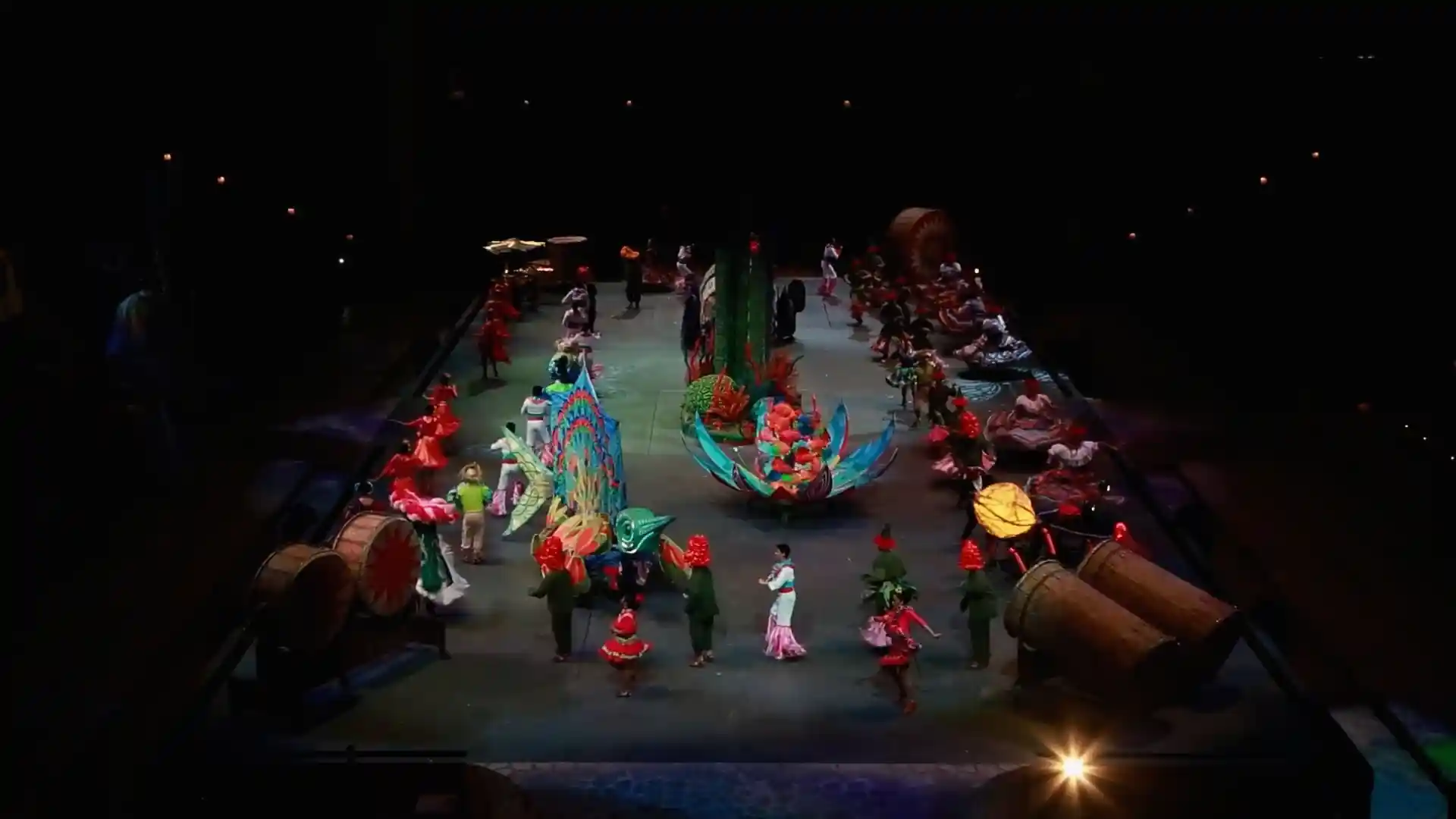 Proiezioni coinvolgenti ed effetti di luce sincronizzati con le scene dal vivo di Xcaret Show.