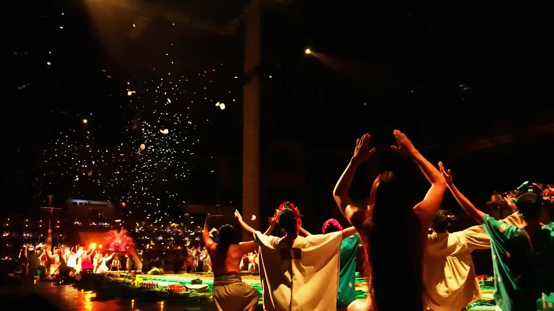 Proiezioni digitali ed effetti di luce che arricchiscono la narrazione culturale sul palco principale di Xcaret.