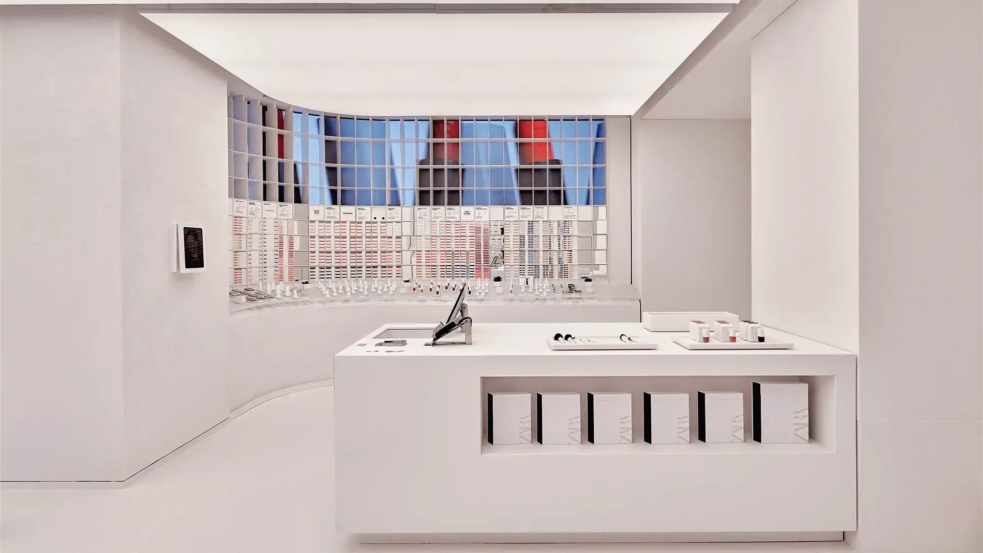 L'espace beauté de ZARA Plaza de España, mis en valeur par des diodes électroluminescentes, crée une atmosphère immersive.