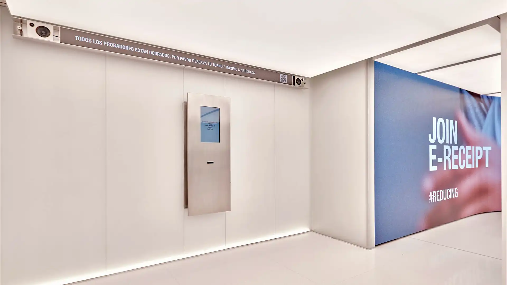 Salle d'essayage interactive à ZARA Plaza de España avec file d'attente dynamique et technologies d'essayage virtuel.