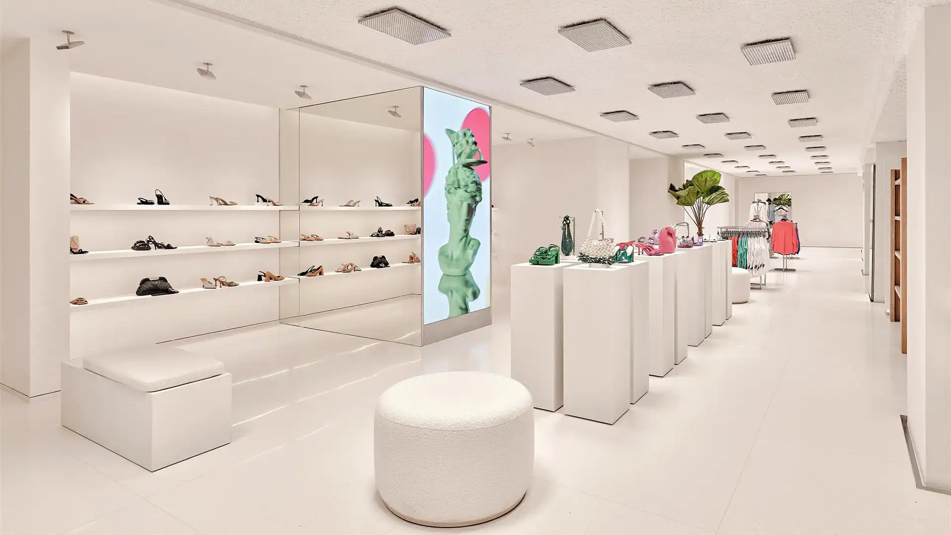 Des bannières LED et des systèmes de sonorisation multizone créant un environnement immersif à l'intérieur de ZARA Plaza de España.