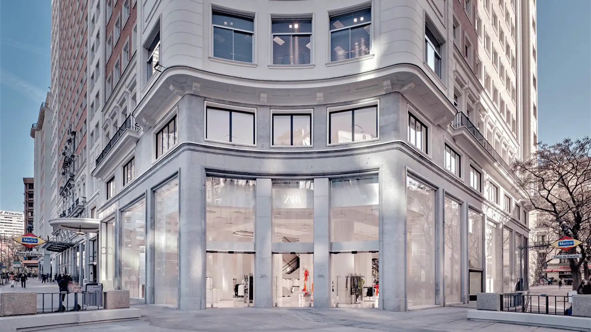 Zone de service omnicanal à ZARA Plaza de España intégrant des systèmes numériques.