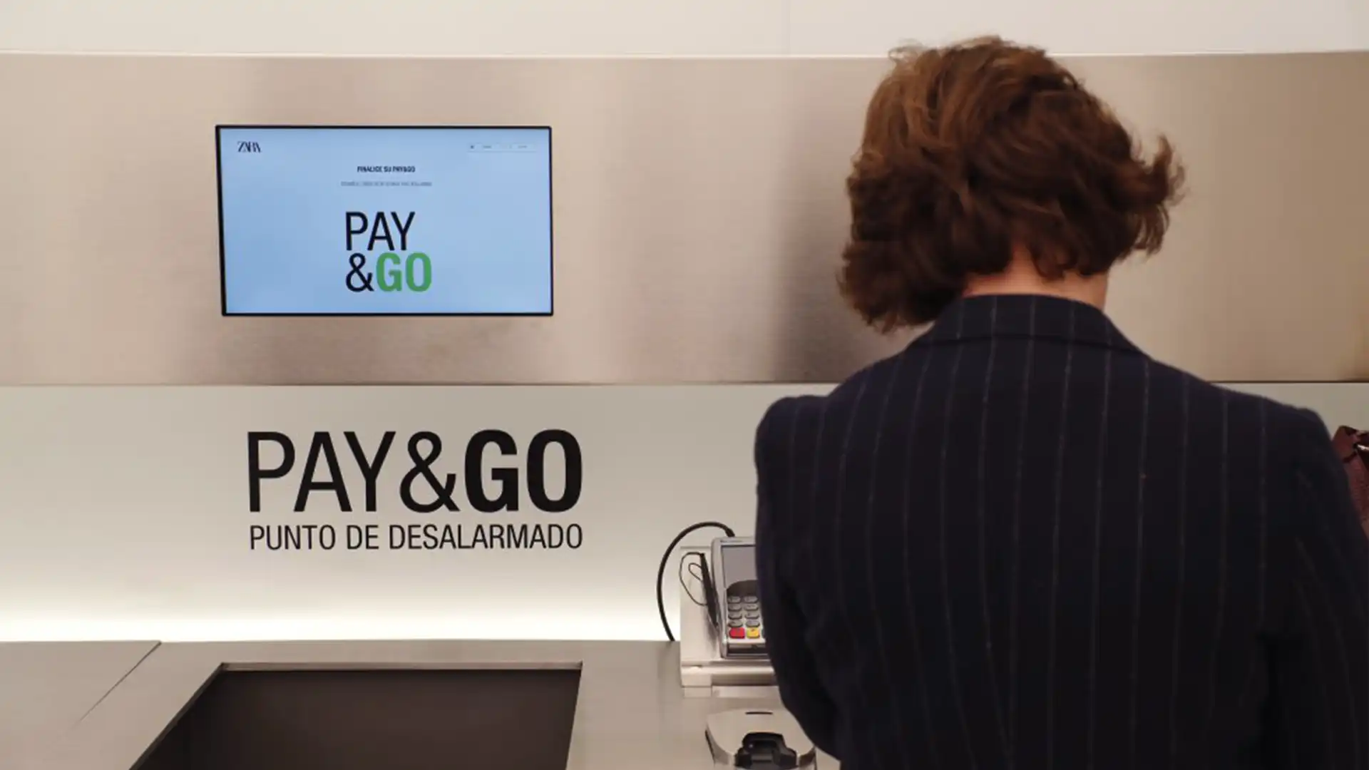 Les stations PAY&GO et de retrait en ligne de ZARA Plaza de España sont conçues pour un service client rapide et efficace.