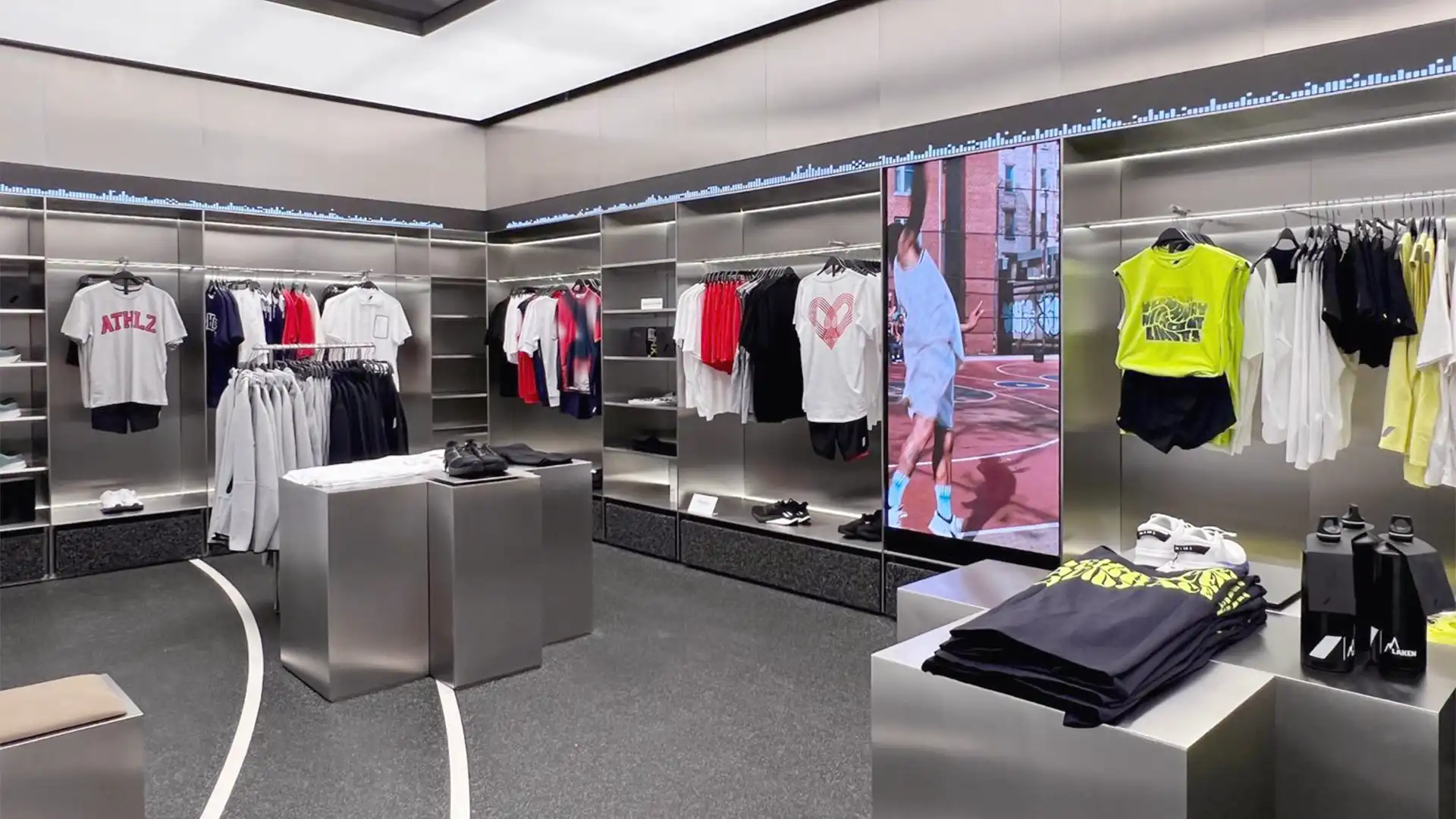 La salle d'exposition thématique de ZARA Plaza de España, mise en valeur par des diodes électroluminescentes, crée une atmosphère immersive pour la marque.